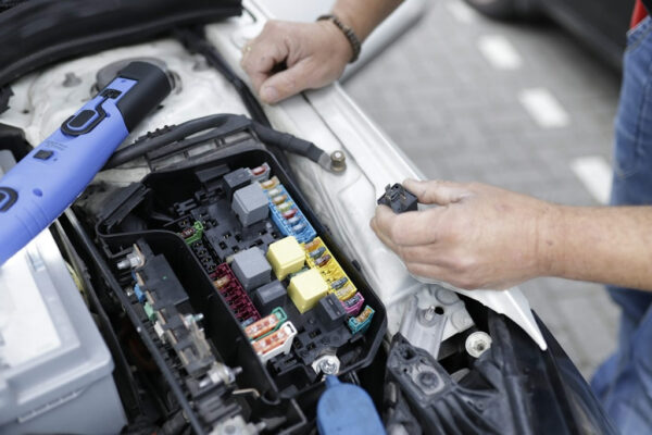 Problemas eléctricos del coche: 5 señales que no conviene ignorar en otoño e invierno